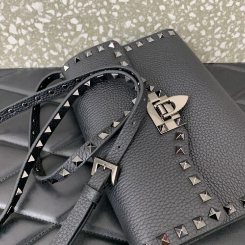 High Quality Luxury Valentino Garavani Rockstud Bag product detail