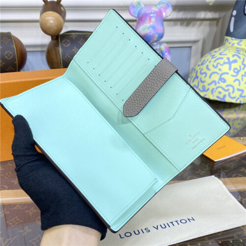 High Quality Luxury Louis Vuitton Vertical Wallet Pebble product detail