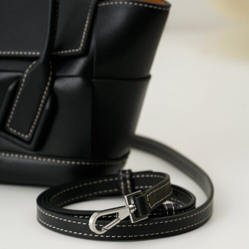 High Quality Luxury Bottega Veneta Arco Mini Leather Tote – Style 29984 product detail