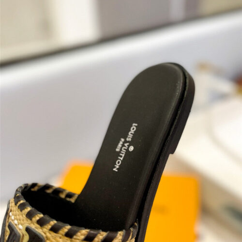 High Quality Luxury Louis Vuitton Logo Flat Slippers – Style 87299 product detail