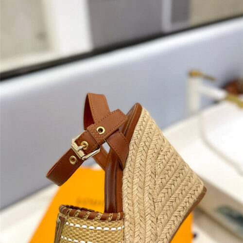 High Quality Luxury Louis Vuitton Latest Catwalk Platform Sandals – Style 07107 product detail