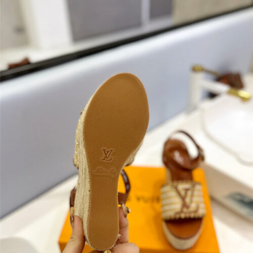 High Quality Luxury Louis Vuitton Latest Catwalk Platform Sandals – Style 07107 product detail