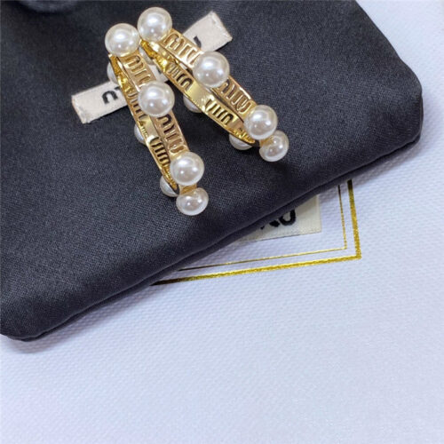 High Quality Luxury Miumiu Pearl Letter Hoop Earrings product detail