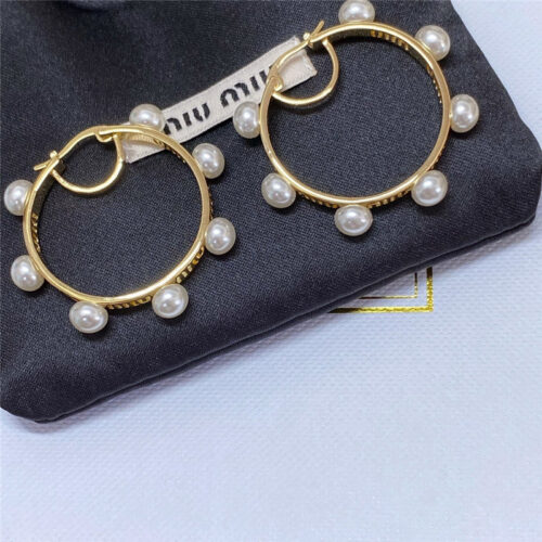 High Quality Luxury Miumiu Pearl Letter Hoop Earrings product detail
