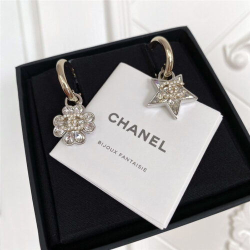 High Quality Luxury Chanel Four-Leaf Flower + Five-Pointed Star Asymmetrical Ear Hook product detail