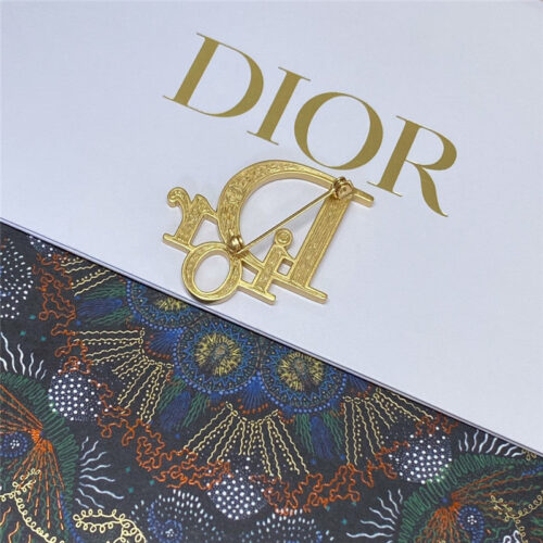 High Quality Luxury Dior Frosted Letter Brooch product detail