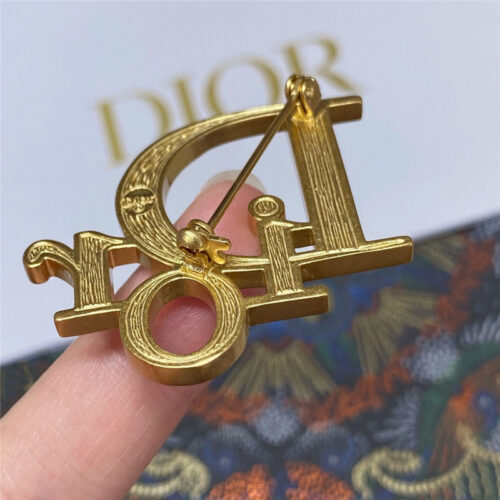 High Quality Luxury Dior Frosted Letter Brooch product detail