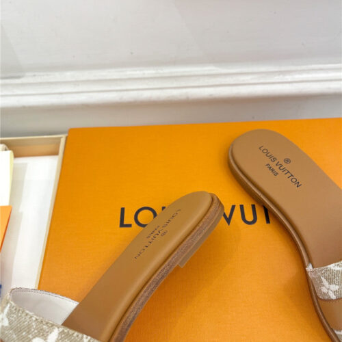 High Quality Luxury Louis Vuitton Spring And Summer New Metal Buckle Slippers – Style 37859 product detail