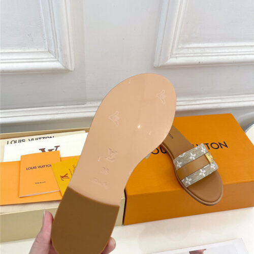 High Quality Luxury Louis Vuitton Spring And Summer New Metal Buckle Slippers – Style 37859 product detail