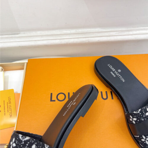 High Quality Luxury Louis Vuitton Spring And Summer New Metal Buckle Slippers – Style 86435 product detail