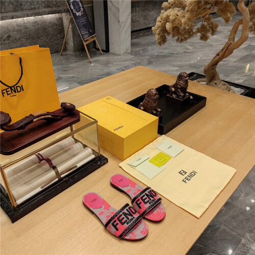 High Quality Luxury Fendi Embroidered "Fendi" Large English Logo Logo Slippers