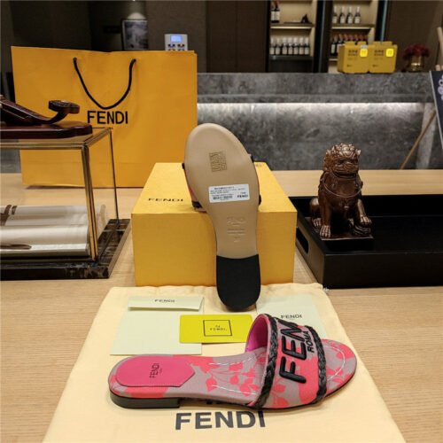 High Quality Luxury Fendi Embroidered “Fendi” Large English Logo Logo Slippers product detail