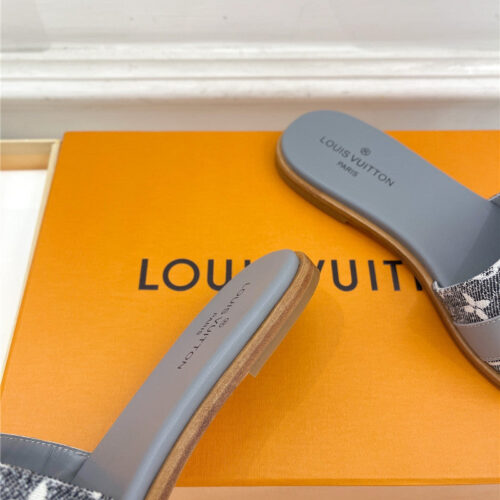 High Quality Luxury Louis Vuitton Metal Buckle Slippers – Style 93475 product detail