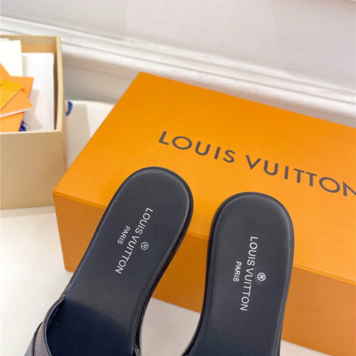 High Quality Luxury Louis Vuitton Metal Buckle Slippers – Style 57315 product detail