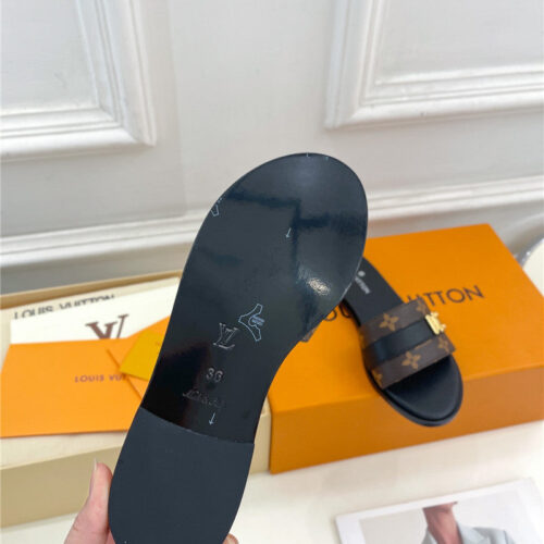 High Quality Luxury Louis Vuitton Metal Buckle Slippers – Style 57315 product detail