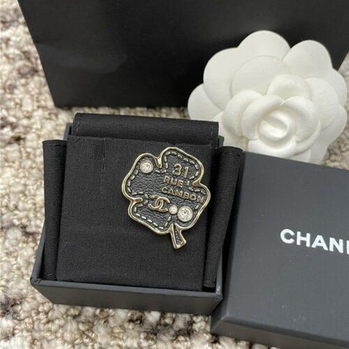 High Quality Luxury Chanel Imitation Leather Four-Leaf Clover Brooch