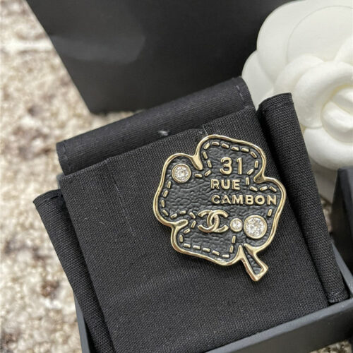 High Quality Luxury Chanel Imitation Leather Four-Leaf Clover Brooch alternate view