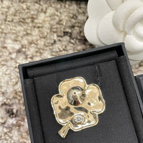 High Quality Luxury Chanel Imitation Leather Four-Leaf Clover Brooch product detail