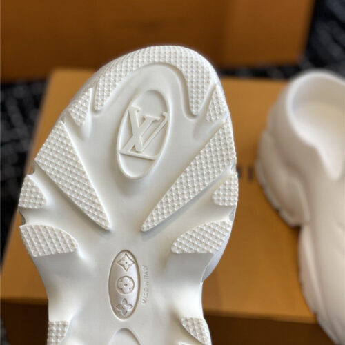 High Quality Luxury Louis Vuitton New Shark Slippers product detail