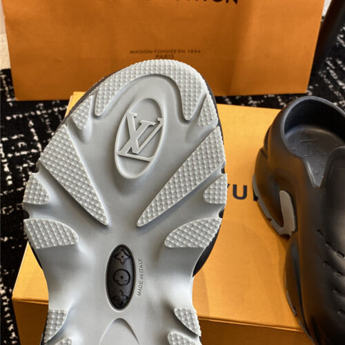 High Quality Luxury Louis Vuitton New Shark Slippers – Style 62339 product detail
