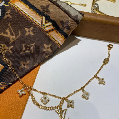 High Quality Luxury Louis Vuitton Classic Polka Dot Element Necklace product detail