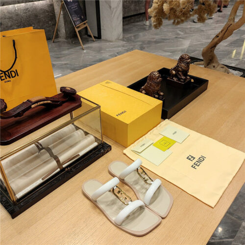 High Quality Luxury Fendi Flat Beach Sandals – Style 80211