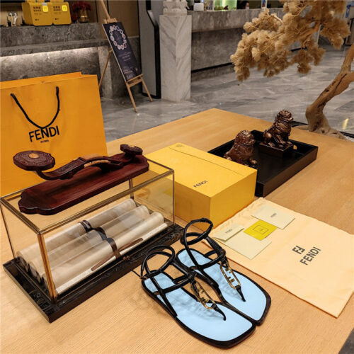 High Quality Luxury Fendi Flat Beach Sandals – Style 75667