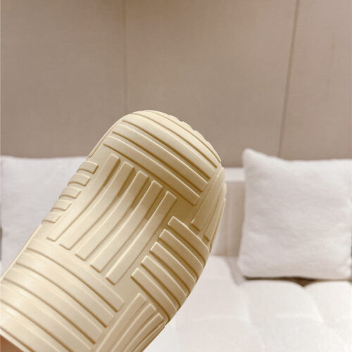 High Quality Luxury Bottega Veneta Flip Flops – Style 85830 product detail
