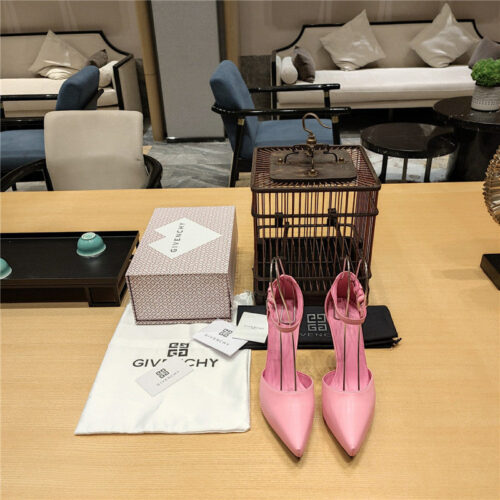 High Quality Luxury Givenchy Classic Lock Metal Buckle Pumps – Style 48963 product detail