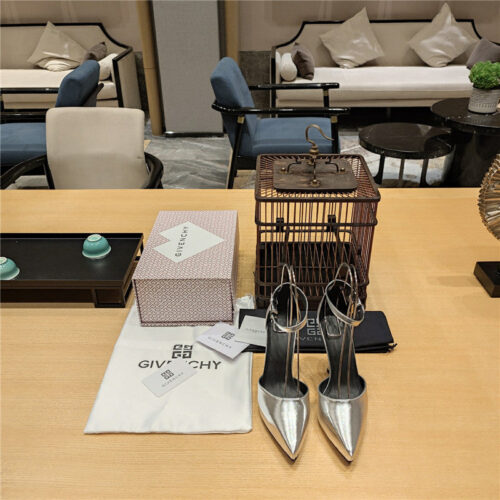 High Quality Luxury Givenchy Classic Lock Metal Buckle Pumps – Style 47267 product detail