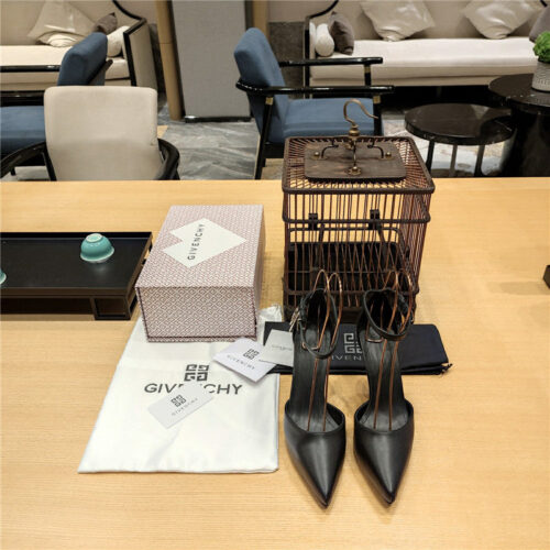 High Quality Luxury Givenchy Classic Lock Metal Buckle Pumps – Style 76643 product detail