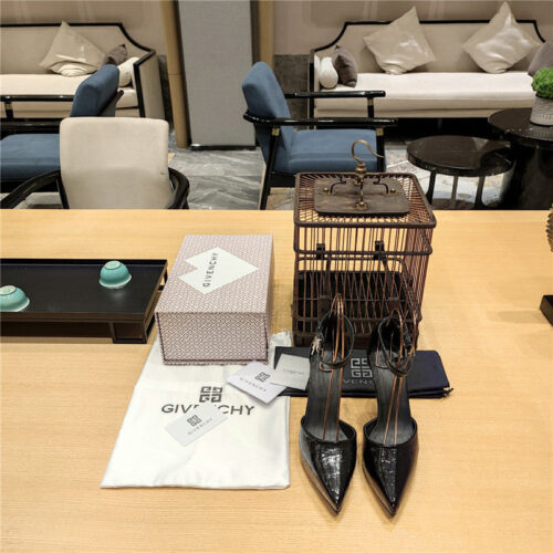 High Quality Luxury Givenchy Classic Lock Metal Buckle Pumps product detail