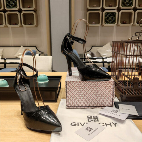 High Quality Luxury Givenchy Classic Lock Metal Buckle Pumps alternate view