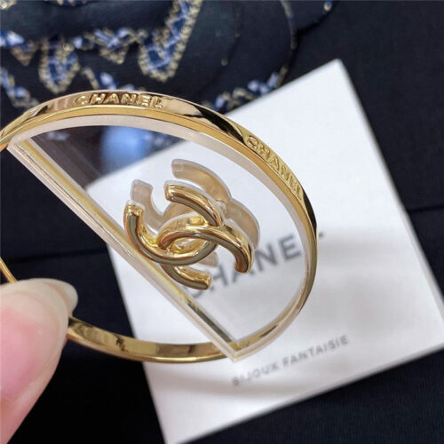 High Quality Luxury Chanel Semicircle Acrylic Letter Earrings product detail