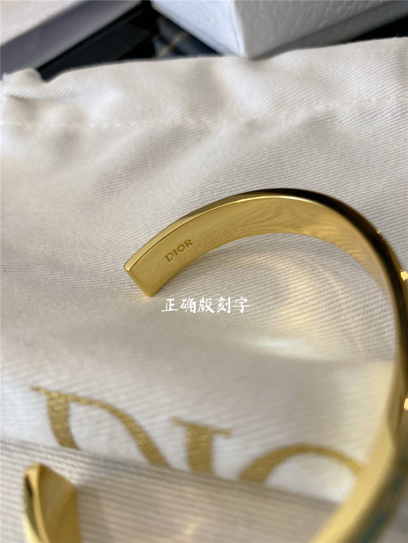 High Quality Luxury Dior D Letter Open Bracelet – Style 50688 product detail