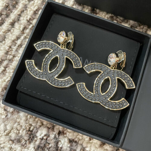 High Quality Luxury Chanel Leather Pattern Black Gold Double C Ear Clip product detail