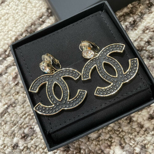 High Quality Luxury Chanel Leather Pattern Black Gold Double C Ear Clip product detail