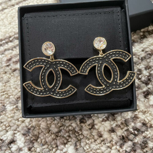 High Quality Luxury Chanel Leather Pattern Black Gold Double C Ear Clip product detail