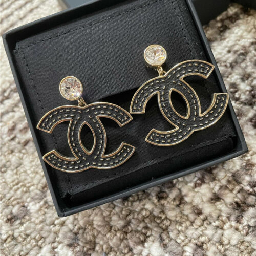 High Quality Luxury Chanel Leather Pattern Black Gold Double C Ear Clip product detail