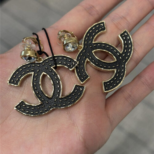 High Quality Luxury Chanel Leather Pattern Black Gold Double C Ear Clip product detail
