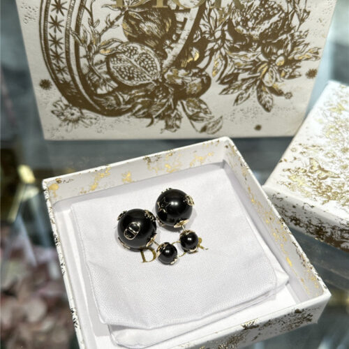 High Quality Luxury Dior Multi-Accessories Black Pearl Earrings alternate view