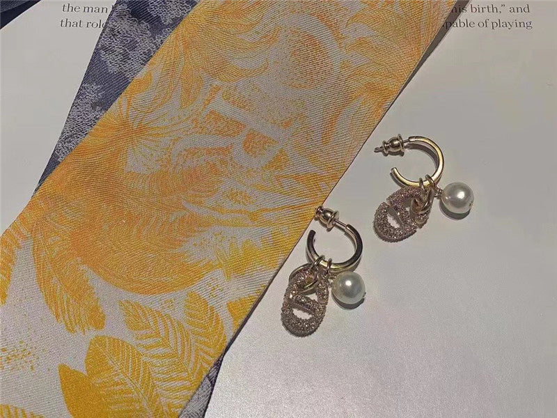 High Quality Luxury Dior Full Diamond Cd Pearl Ear Hook product detail