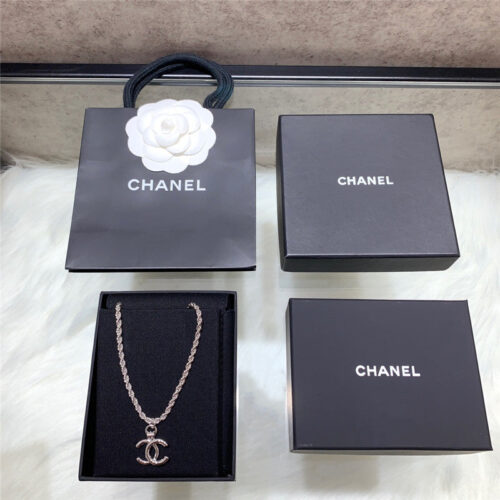 High Quality Luxury Chanel Glossy Double C Necklace – Style 50033