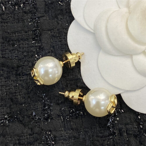 High Quality Luxury Valentino Logo Pearl Stud Earrings product detail