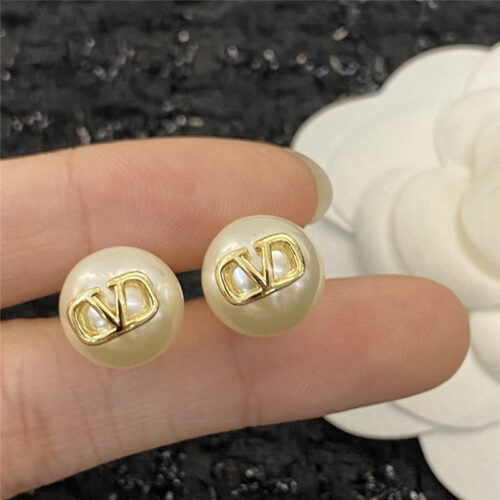 High Quality Luxury Valentino Logo Pearl Stud Earrings product detail