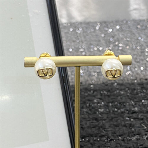 High Quality Luxury Valentino Logo Pearl Stud Earrings product detail