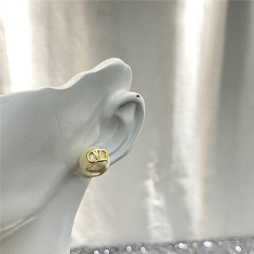 High Quality Luxury Valentino Logo Pearl Stud Earrings product detail
