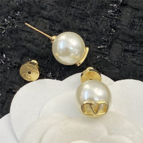 High Quality Luxury Valentino Logo Pearl Stud Earrings product detail