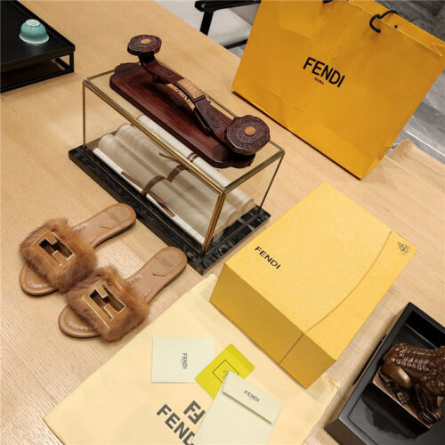 High Quality Luxury Fendi Flat Fur Slippers alternate view