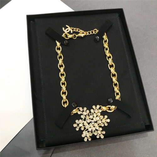 High Quality Luxury Chanel New Snowflake Short Necklace alternate view
